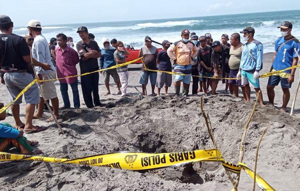 warga melihat lokasi penemuan mayat tertimbun pasir di Pantai Parangkusumo, Bantul. (Foto: istimewa)