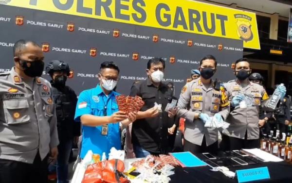 OBAT TERLARANG GARUT1 Kapolres Garut AKBP WIdhanto Hadicaksono (dua dari kanan) menunjukkan barang bukti obat terlarang yang disita dari tersangka penjual. (Foto: iNews/II SOLIHIN)