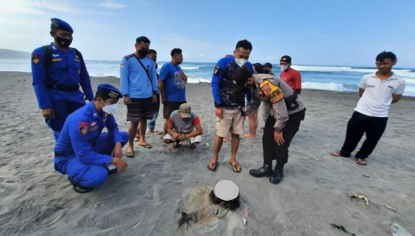 Petugas tiba di TKP penemuan mayat dalam posisi ritual bertapa terkubur dalam pasir di Pantai Parangkusumo, Kabupaten Bantul, Selasa (21/9/2021). (Foto: Istimwa)