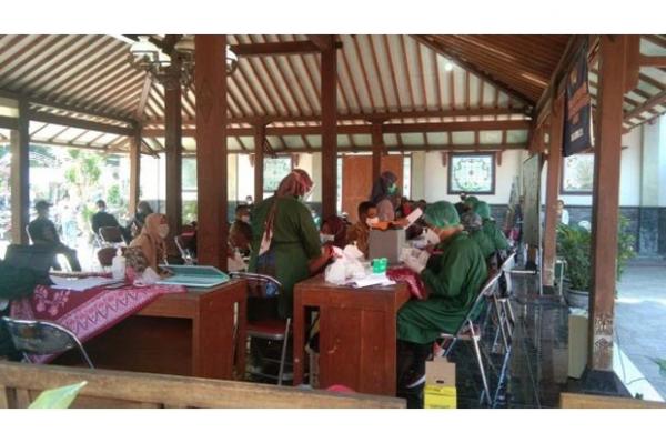 Vaksin Di Sidomulyo Bambanglipuro Kegiatan vaksinasi di Kelurahan Sidomulyo, Bambanglipuro, Bantul. (Foto: bantulkab.go.id)