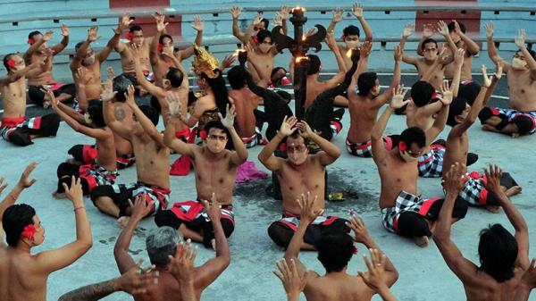Tari Kecak membentuk pola lantai. (ANTARA)