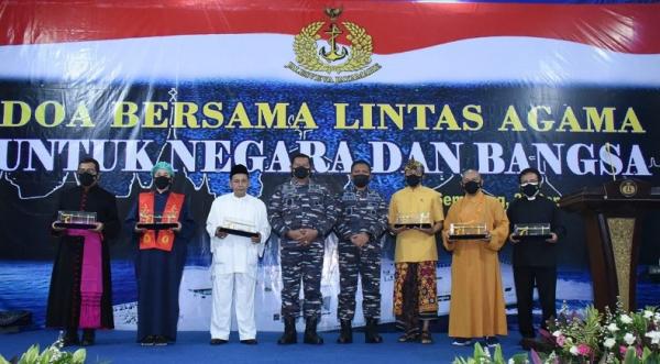 KSAL Selain digelar di KRI Semarang-594, doa bersama juga dilaksanakan secara serentak oleh kapal-kapal perang TNI AL yang melaksanakan operasi. (Foto: Puspen TNI AL)