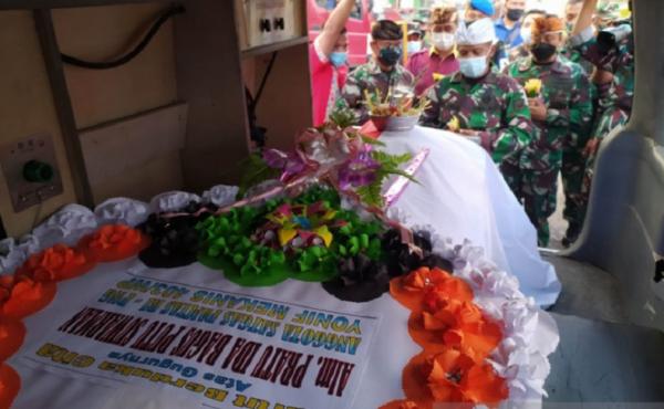 Jenazah Pratu Ida Bagus Putu Suwarman Jenazah Pratu Ida Bagus Putu Suwarman akan dimakamkan di Taman Makam Pahlawan, Landak, Kalimantan Barat. (Foto: Antara)