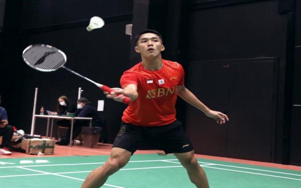 Pebulu tangkis tunggal putra Indonesia, Jonatan Christie, berlatih untuk Piala Sudirman 2021 sesampainya di Finlandia, Kamis (23/9/2021). (Foto: Twitter/@INABadminton)