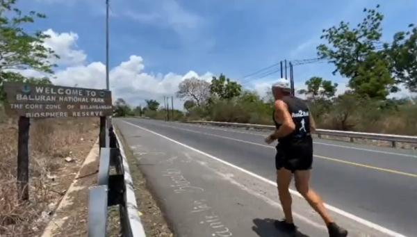 Robert Spour (60) berlari dari Jakarta ke Bali selama 18 hari. (Foto: iNews.id/Aris Wiyanto)