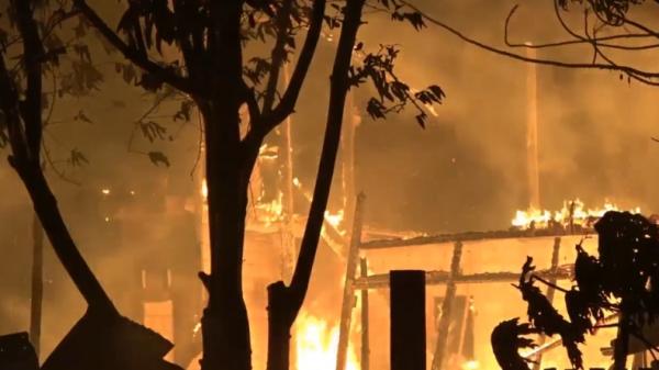 Kebakaran-1 Rumah di Padang mengalami kebakaran. Satu warga tewas terpanggang di dalam rumah (Budi Sunandar/MNC Portal)