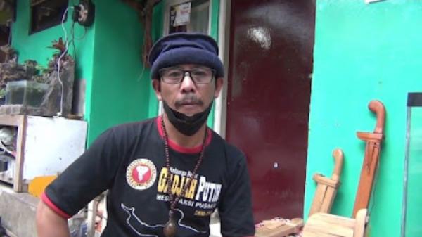 KERAJINAN BAMBU Taryana, perajin bambu yang menciptakan cashing HP dan tempat rokok berbentuk golok. (Foto: iNews/YUWONO WAHYU)