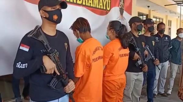 PEMBUNUHAN ANAK TIRI1 Pelaku SP dan SA dihadirkan saat konferensi pers pengungkapan kasus pembunuhan keji terhadap anak tiri di Mapolres Indramayu. (Foto: iNews/TOISKANDAR)