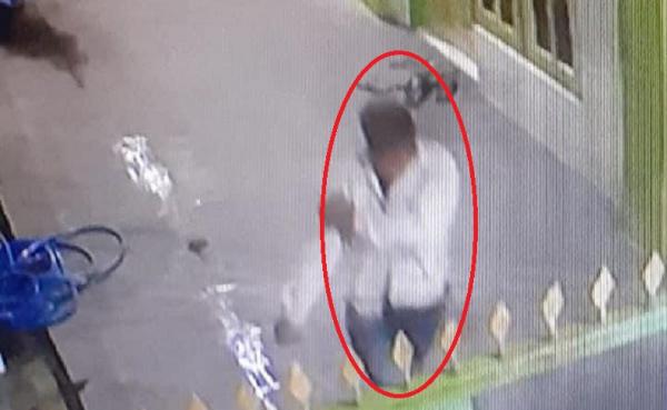 pencurian di Masjid Rekaman CCTV pencurian di Masjid Sirajul Muhtadin Kampung Baru, Pangkalan Bun, Kotawaringin Barat.