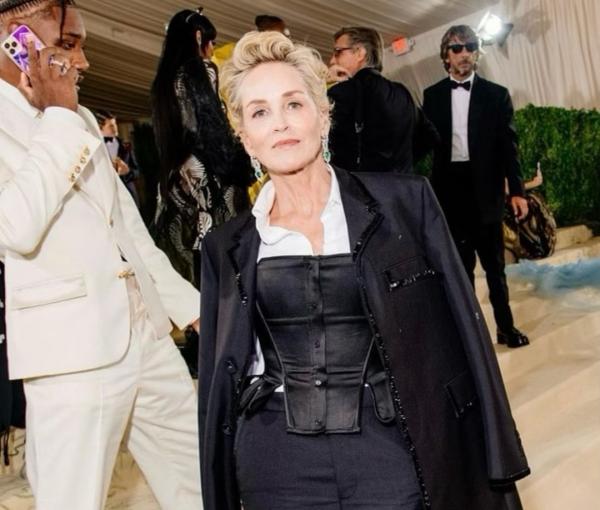 Sharon Stone Selebritis alami pendarahan otak yang kini diderita Tukul Arwana. (Foto: Instagram)