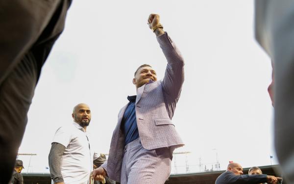 Conor McGregor Petarung UFC, Conor McGregor melambaikan tangan ke fansnya di lapangan pertandingan bisbol antara Chicago Cubs versus Minnesota Twins di Wrigley Field, Chicago, Rabu (22/9/2021). (Foto: REUTERS/USA TODAY Sports)