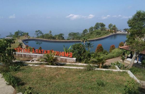 Embung Batara Sriten Embung Batara Sriten menjadi salah satu dari 7 tempat wisata fenomenal di Gunungkidul (Foto: iNews.id/Suharjono)