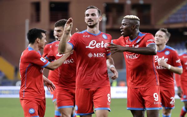 Gelandang Napoli, Fabian Ruiz (nomor 8) berselebrasi di depan pendukung Sampdoria usai mencetak gol dalam laga Liga Italia 2021/2022 di Stadion Luigi Ferraris, Jumat (24/9/2021). (Foto: REUTERS/Ciro De Luca)