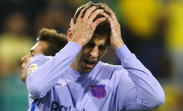 Gerard Pique Pemain Barcelona dihujani kritik usai ditahan imbang 0-0 Cadiz pada jornada keenam Liga Spanyol. Gerard Pique bereaksi. (Foto: REUTERS/Marcelo Del Pozo)
