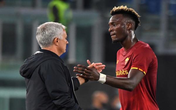 Striker AS Roma, Tammy Abraham menjabat tangan pelatih Jose Mourinho setelah dirinya ditarik keluar dalam laga Liga Italia 2021/2022 melawan Udinese di Stadion Olimpico, Jumat (24/9/2021). (Foto: REUTERS/Alberto Lingria)