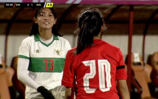 Pilar timnas putri Indonesia, Safira Ika Putri hendak melakukan lemparan ke dalam dalam laga Kualifikasi Piala AFC 2022 melawan Singapura di Republican Central, Jumat (24/9/2021). (Foto: Youtube/Fooball Association of Singapore)