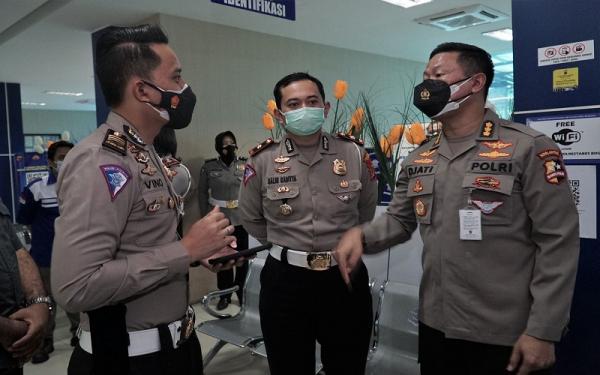 SIM POLRESTABES BANDUNG Kanit Regident Satlantas Polrestabes Bandung AKP Vino Lestari (kiri). (Foto: Humas Polrestabes Bandung)