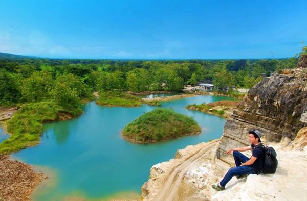 Telaga Biru Semin Telaga Biru Semin terlihat cukup alami dengan airnya yang biru. (Foto: Instagram/@ariesieass)