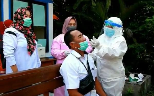 Tes Swab Pengendara Pontianak Pengendara tak memakai masker menjalani tes swab PCR. (Foto: iNews/Uun Yuniar)