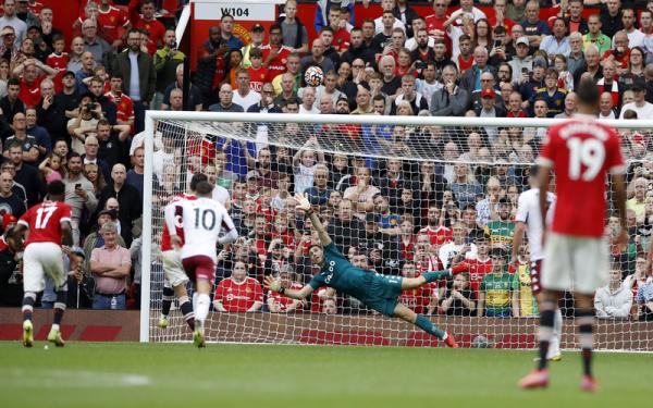 Bruno Fernandes gagal mencetak gol penalti Playmaker Manchester United, Bruno Fernandes gagal mencetak gol dari titik putih ketika berhadapan dengan Aston Villa dalam laga Liga Inggris 2021/2022 di Stadion Old trafford, Sabtu (25/9/2021). (Foto: REUTERS/Phil Noble)