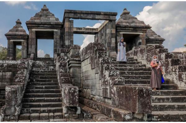 Wisatawan saat berkunjung ke candi Ratu Boko. (Foto : Dok Humas PT TWC)