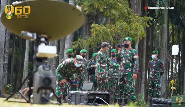 Perangkat satelit VSAT (Very Small Aperture Terminal) Manpack untuk menunjang komunikasi di seluruh Indonesia. (Foto: TNI AD)