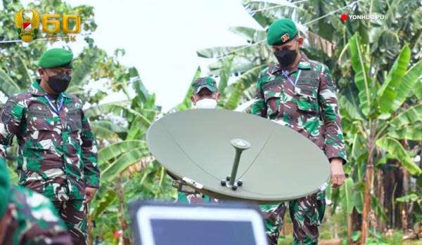 Jaringan komunikasi VSAT Manpack-3 Jaringan komunikasi VSAT (Very Small Aperture Terminal) Manpack untuk menunjang komunikasi di seluruh Indonesia. (Foto: TNI AD)