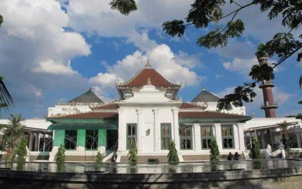 Masjid Agung Palembang Masjid Agung Palembang yang terletak di pusat kota dan tidak jauh dari Jembatan Ampera. (Foto: Okezone)