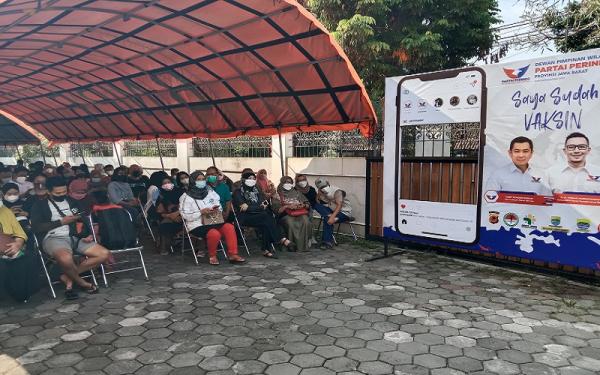 VAKSINASI PARTAI PERINDO1 Warga Kota Bandung antusias mengikuti vaksinasi Covid-19 yang digelar DPW Partai Perindo Jabar. (Foto: AGUNG BAKTI SARASA)