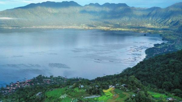 5 Tempat Wisata di Sumatera Barat 5 Tempat Wisata di Sumatera Barat, Danau Maninjau (Instagram/Feryfebrizone)