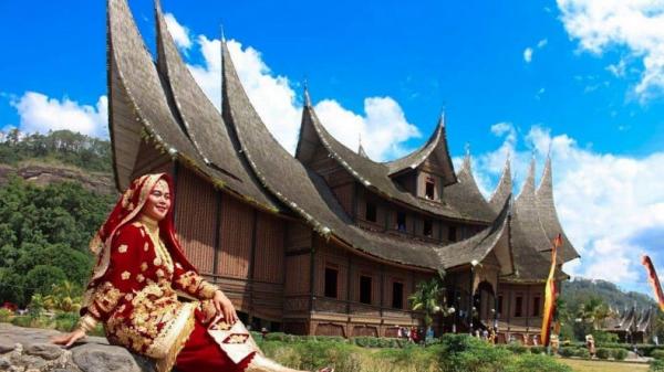 5 Tempat Wisata di Sumatera Barat-4 5 Tempat Wisata di Sumatera Barat, Istano Basa Pagaruyung (Instagram/istanobasapagaruyung)