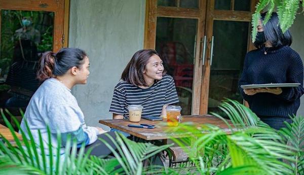Mengusung tema yang didominasi dengan ruangan outdoor, membuat suasana di tempat ini cocok buat nongkrong sambil ngobrol-ngobrol. (Foto: Instagram/@saya_kopinuansa)