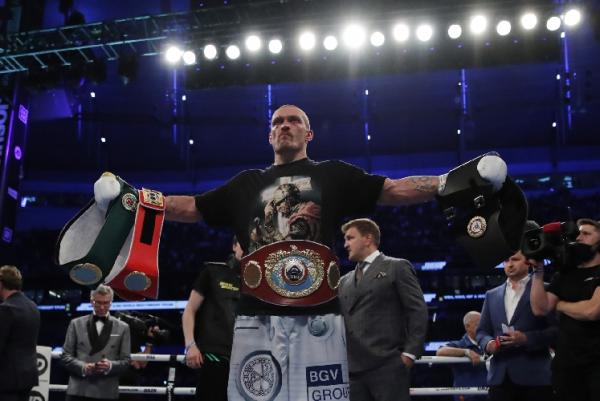 Oleksandr Usyk mampu merebut gelar juara tinju dunia kelas berat dari tangan Anthony Joshua. Osyk menang dalam pertarungan 12 ronde atas Joshua. (foto: REUTERS)