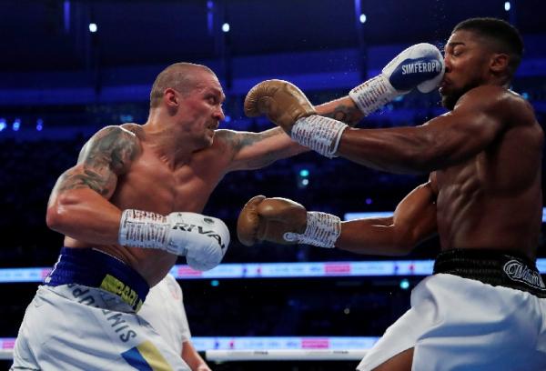 Oleksandr Usyk menang King Usyk -julukan Oleksandr Usyk- mendominasi pertarungan, mengumpulkan poin dan tak memberikan ampun kepada Anthony Joshua. (foto: REUTERS)