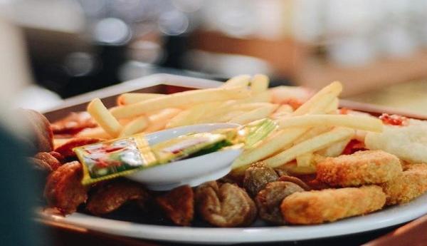 Warkoptanjakan Di tempat ini tidak hanya kopi juga ditawarkan berbagai macam menu makanan berat seperti nasi goreng, dan aneka ayam. (Instagram/@warkoptanjakan)