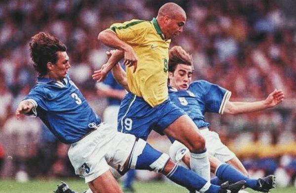 Alessandro Costacurta Bek legendaris AC Milan Alessandro Costacurta menyebut satu striker yang menjadi momoknya sepanjang karier. (Foto: Sempre Inter)