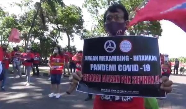 Demo pekerja pariwisata bali-2 Pekerja hotel di Bali menolak PHK sepihak. (Foto: iNews/Aris Wiyanto)