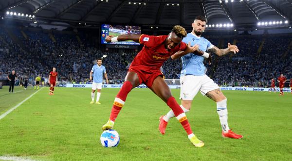 Lazio Vs AS Roma AS Roma dibungkam Lazio 2-3 pada giornata keenam Liga Italia di Olimpico, Minggu (26/9/2021) malam WIB. (Foto: REUTERS/Alberto Lingria)