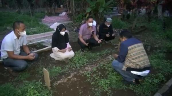 PEMBUNUHAN SUBANG2 Mimin Mintarsih, ditemani dua anaknya dan tiga pengacara saat ziarah ke makam korban Tuti dan Amelia. (Foto: iNews/YUDY HERYAWAN JUANDA)