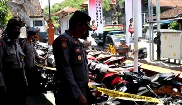 Penyelundupan motor bodong Padangbai-2 Polsek Padangbai menemukan 48 motor bodong yang akan dikirim ke Lombok, NTB. (Foto: iNews/Yunda Ariesta)