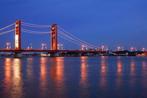 Jembatan Ampera di atas Sungai Musi yang selalu ramai dikunjungi wisatawan. (Foto: Istimewa)