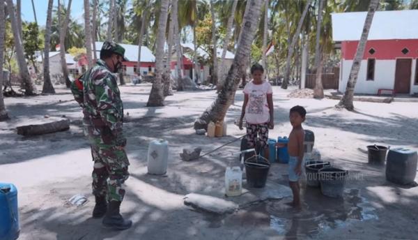 Babinsa 2 Babinsa Serda H Assegaf membantu masyarakat di Desa Oesel, NTT. (Foto akun Youtube TNI AD).