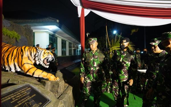 PATUNG MAUNG SILIWANGI Pangdam III/Siliwangi Mayjen TNI Agus Subiyanto saat meresmikan patung Maung Siliwangi di Mako Yonkav 4/KC. (Foto: Pendam Siliwangi)