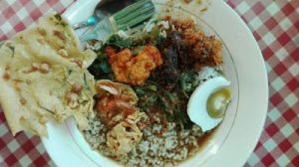 pecel rawon Pecel Rawon Mbok Sumi cukup melegenda. Tempat makan ini menjadi satu di antara 7 tempat makan di Banyuwangi Jawa Timur yang banyak disuka. (Foto: tempatwisataunik).