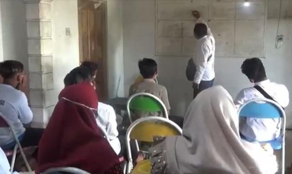 sekolah bayar kotoran dengan sapi Aktivitas belajar SMK Quantum Ponorogo yang membayar menggunakan kotoran sapi. (Foto: iNews.id/Ahmad Subekhi).
