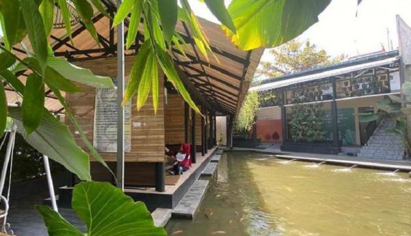 Saung Teko Saung Teko menjadi salah satu tempat makan di Sumedang, Jawa Barat, menyajikan aneka masakan khas Sunda dengan nuansa yang cukup asri. (Foto: Instagram/@saungteko.smd)