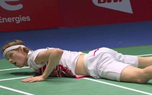 Anders Antonsen Piala Sudirman 2021 Pebulu tangkis tunggal putra Denmark, Anders Antonsen sampai terjatuh saat berusaha membalas smash andalan Indonesia, Anthony Ginting dalam laga Piala Sudirman 2021 di Energia Areena, Vantaa, Rabu (29/9/2021). (Foto: Twitter)