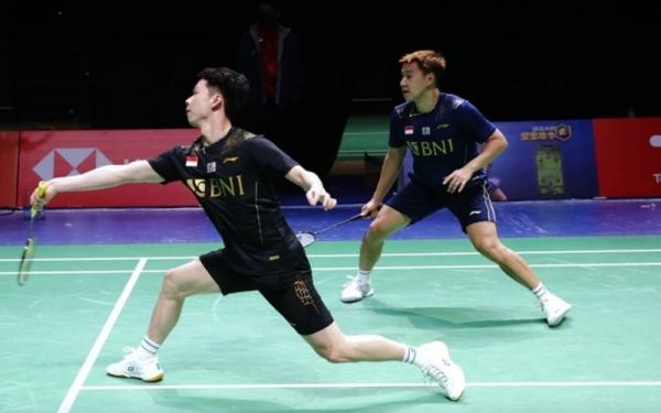 Kevin Sukamuljo/Marcus Gideon di Piala Sudirman Pebulu tangkis ganda putra Indonesia, Kevin Sukamuljo/Marcus Gideon beraksi di Piala Sudirman 2021. (Foto: Twitter/@INABadminton)