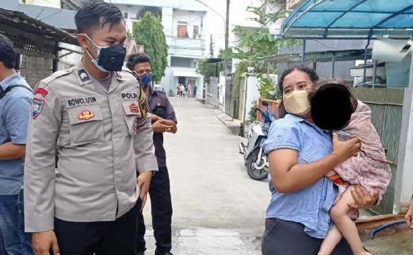 balita ditemukan bersama jenazah nenek mpi Balita berusia tiga tahun ditemukan selamat di samping jenazah neneknya yang meninggal di Kelapa Gading. (Foto: MPI/Yohannes Tobing)