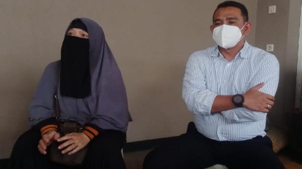 MERTUA DIPENJARA1 Ema Siti Zaenab, istri Muzakir, didampingi kuasa hukum, Hilmi Dwiputra Nur Esa, sedih karena suaminya dijebloskan ke penjara padahal tidak melakukan penganiayaan. (FOTO: istimewa)